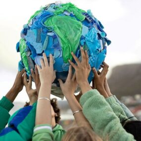 Wereldbol van gerecycled materiaal