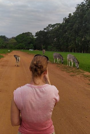Anja tussen de zebra's