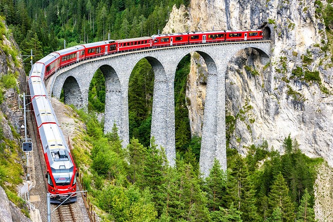 Trein over brug