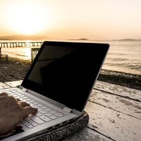 Werken aan het strand
