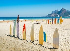 Surfplanken op het strand