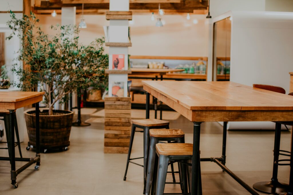 Gezamelijke ruimte in een hostel